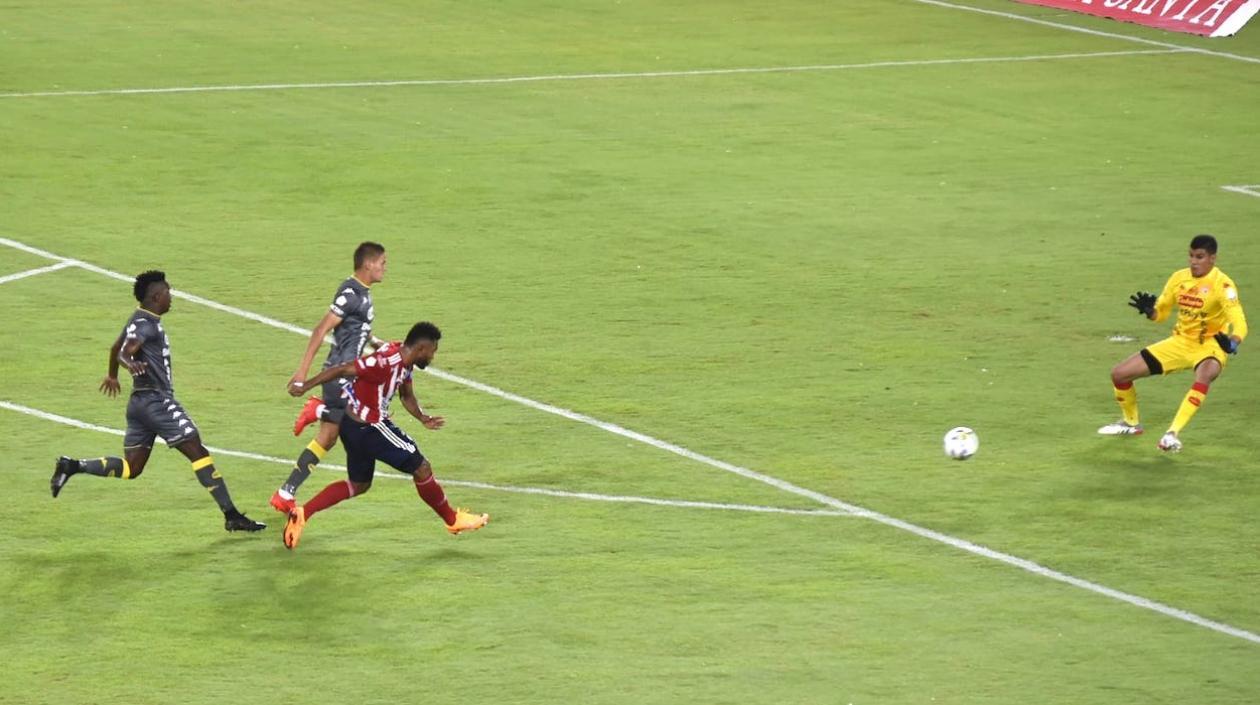 Remate de Miguel Ángel Borja para abrir el marcador ante Independiente Santa Fe.