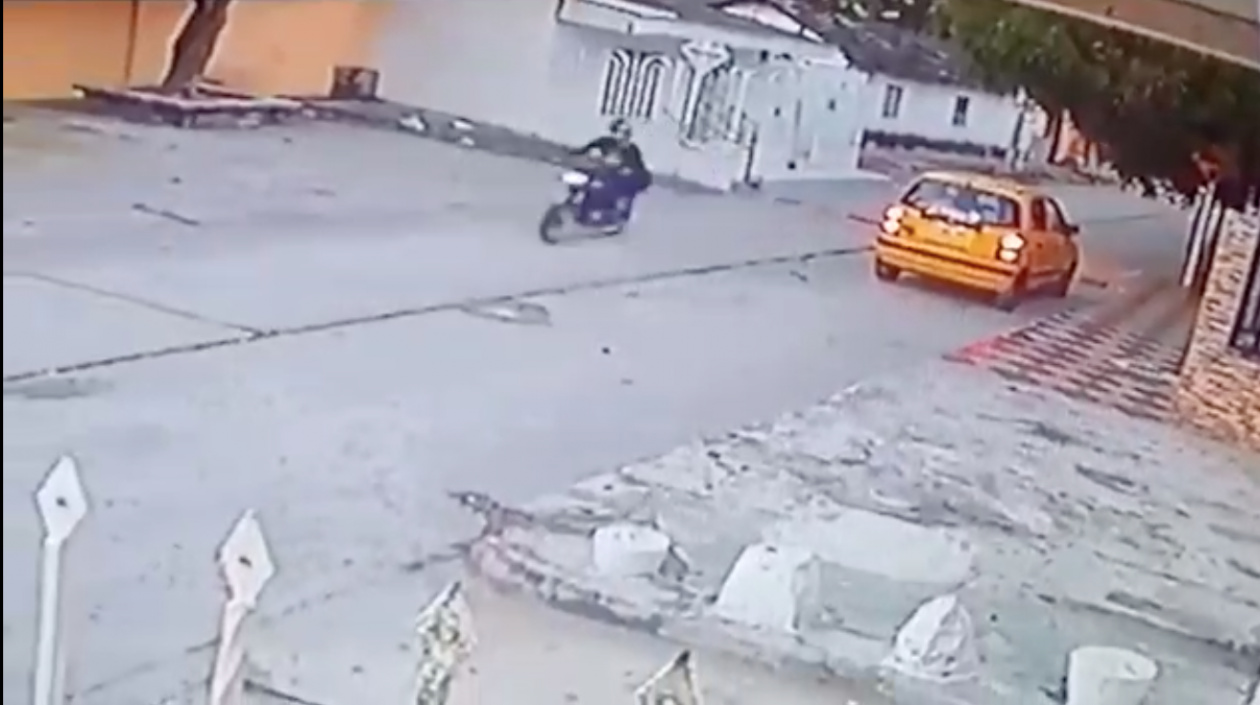 Momento en el que escapa el sicario en la motocicleta.