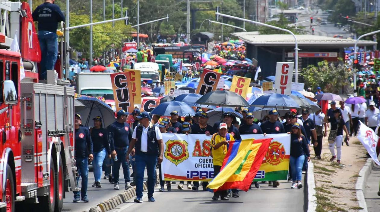 Marchantes por la calle Murillo en el Día del Trabajo.