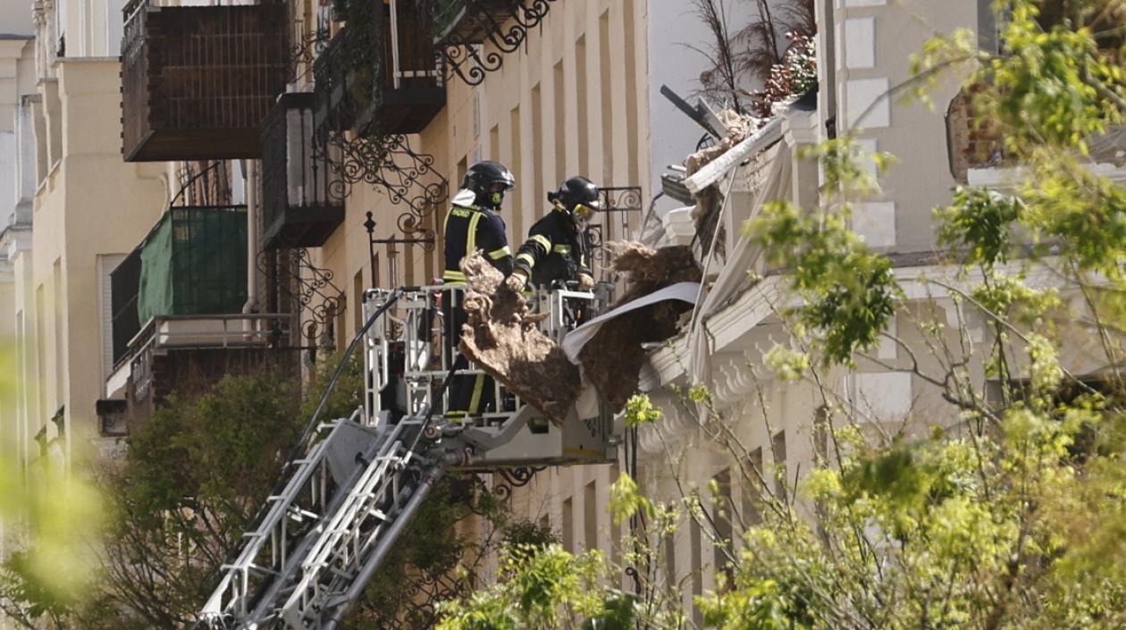Un escape de gas es la principal hipótesis que se baraja sobre la causa de la explosión en el ático de un edificio del barrio de Salamanca de Madrid.