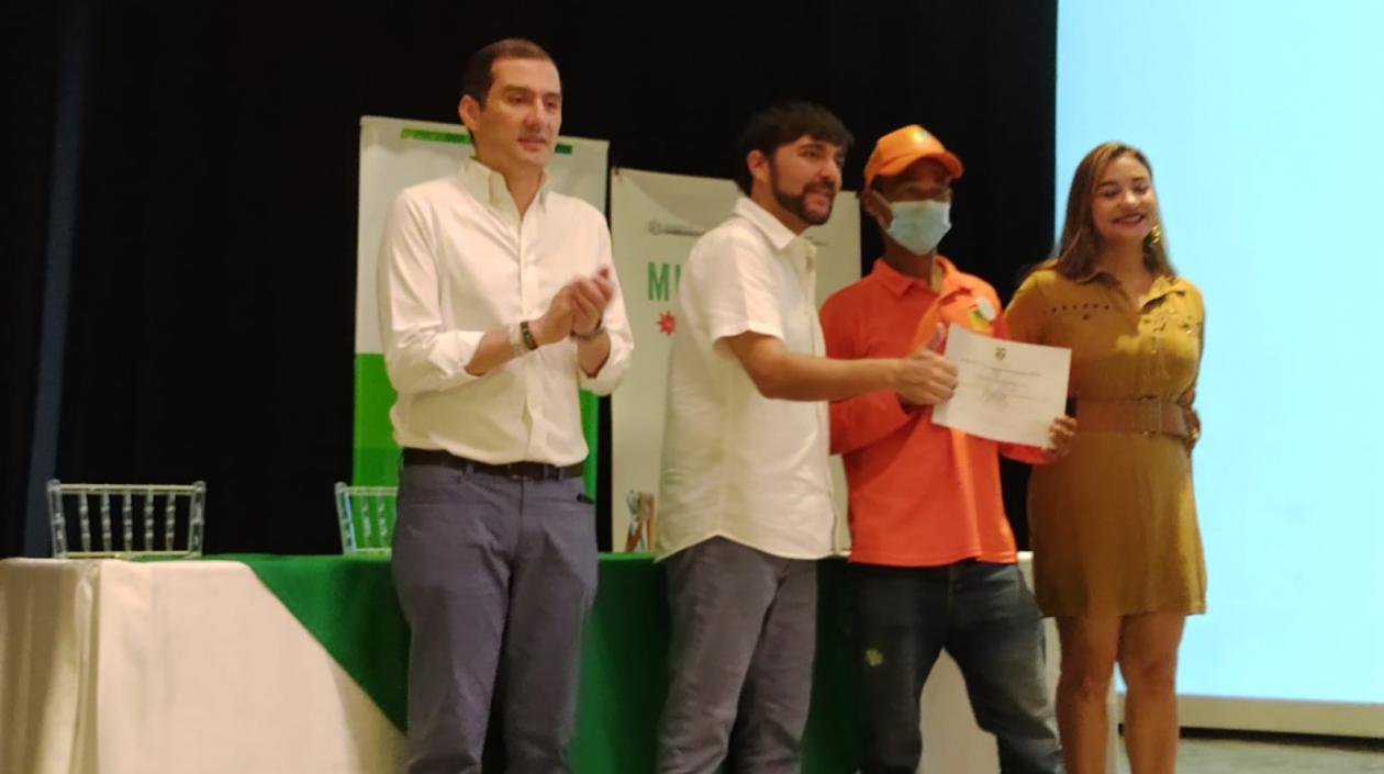 Uno de los recicladores recibe el diploma de parte del Alcalde Jaime Pumarejo..