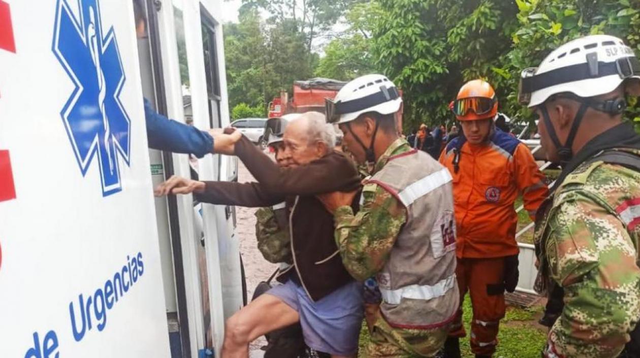Soldados evacúan a un ciudadano en Villavicencio.