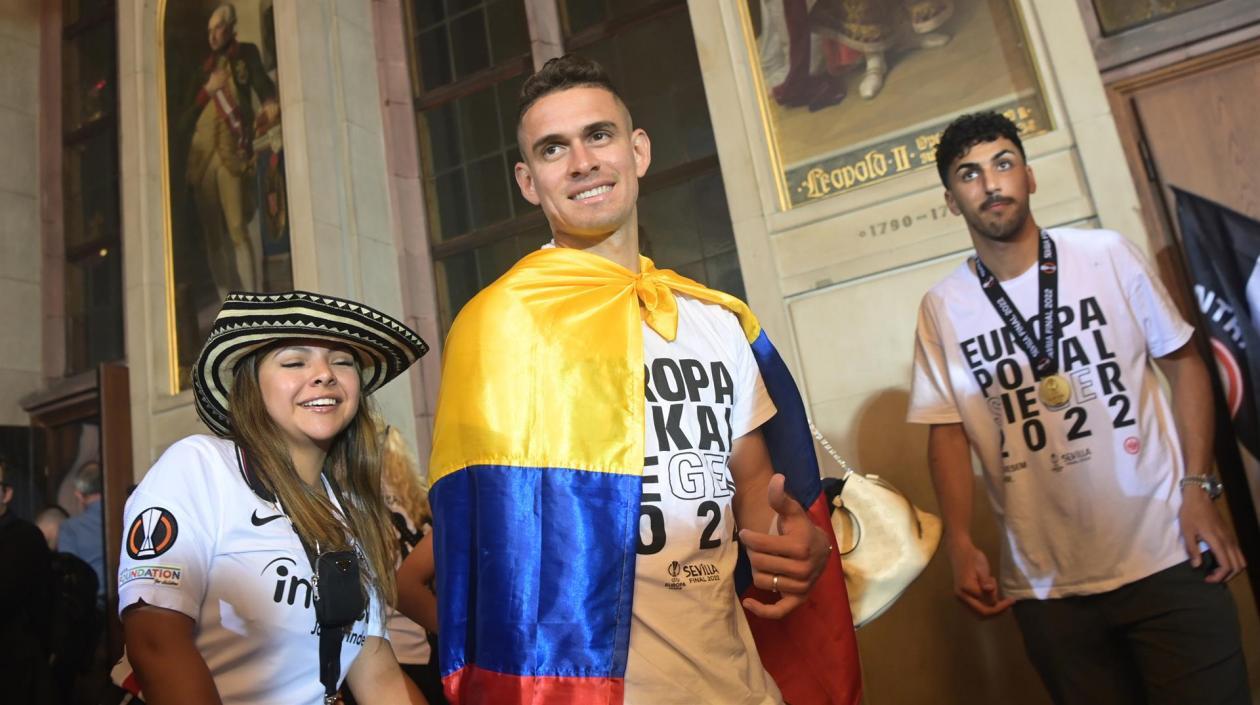 Rafael Santos Borré con la bandera de Colombia. 