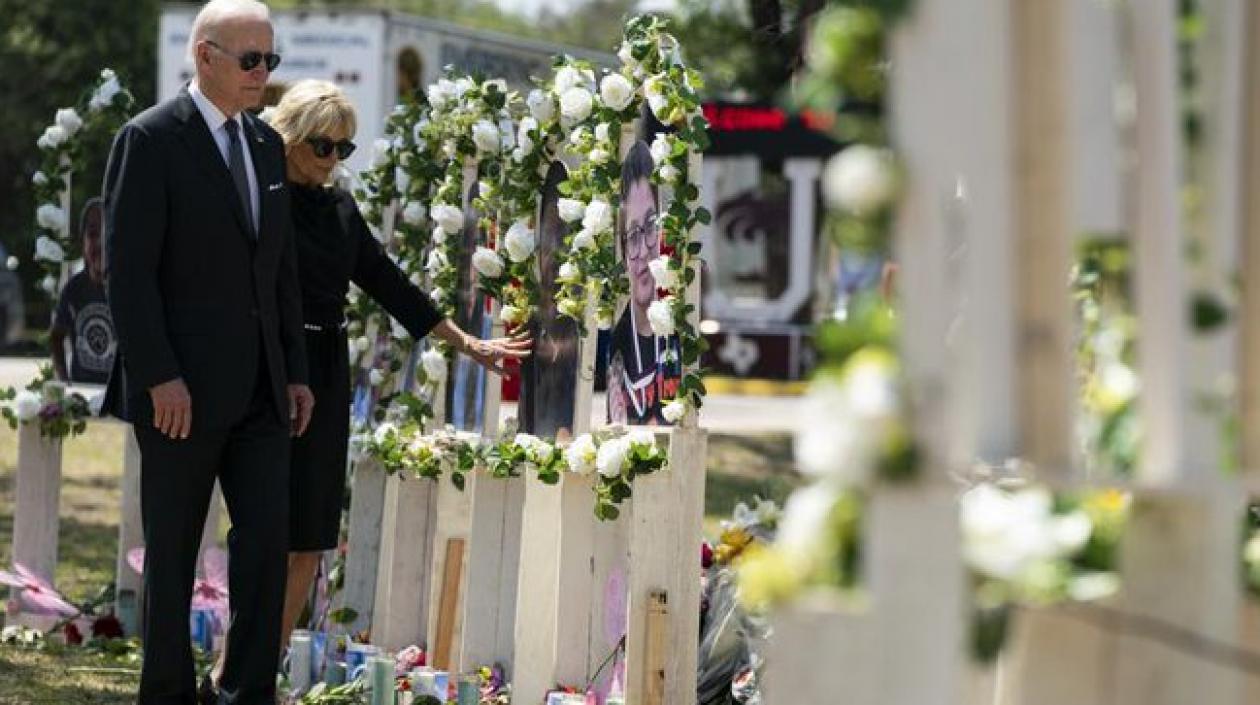 Los Biden pasearon durante varios minutos ante el memorial dedicado a las víctimas,