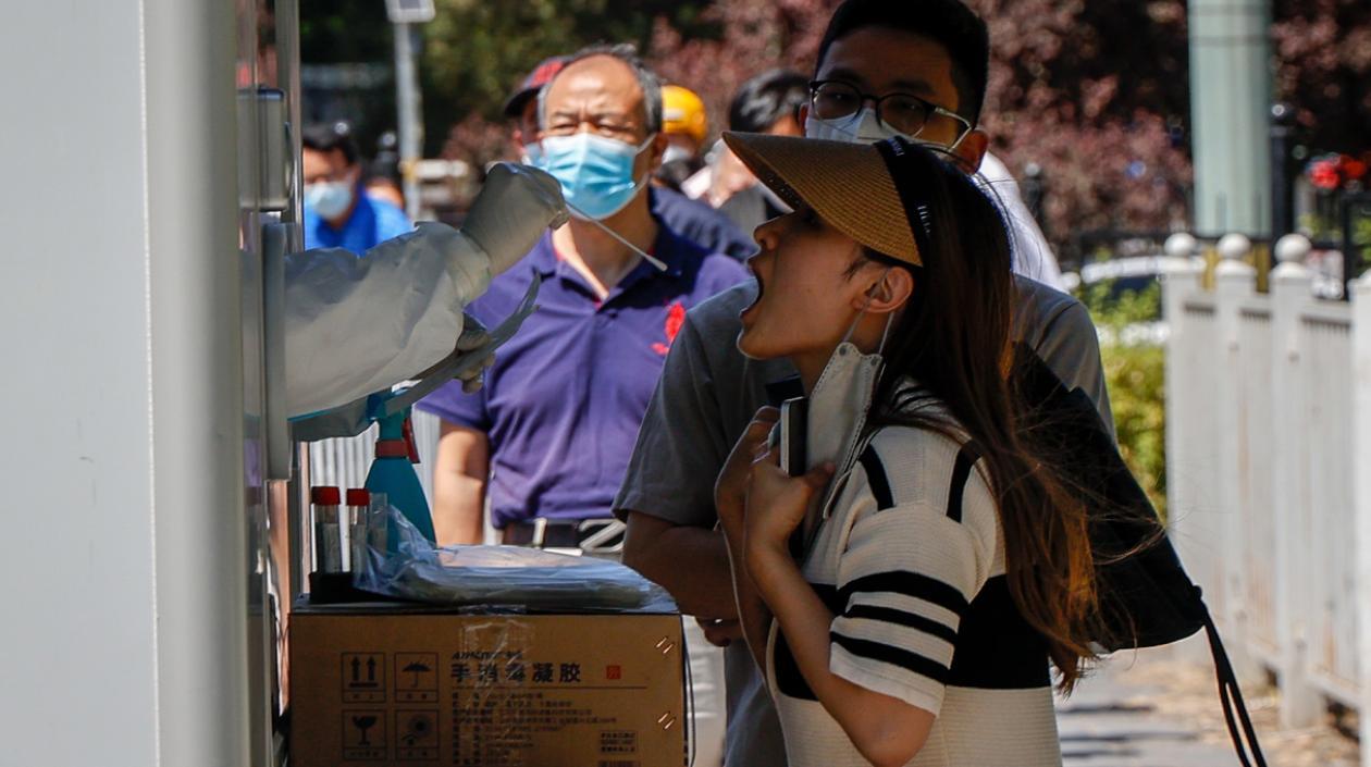 Una mujer se somete a una prueba de Covid-19 en Beijing, China.