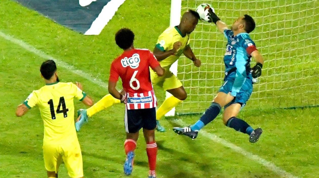 Acción del segundo gol de Atlético Bucaramanga.