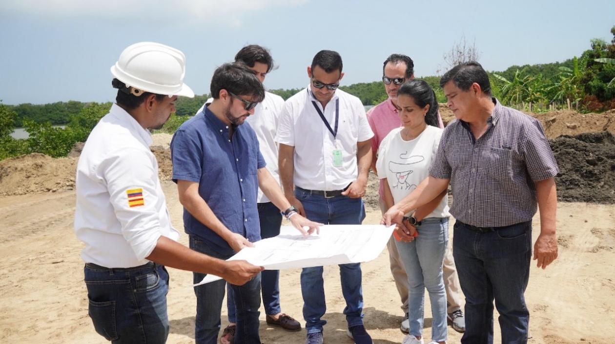 El Alcalde Jaime Pumarejo revisando los planos del proyecto.