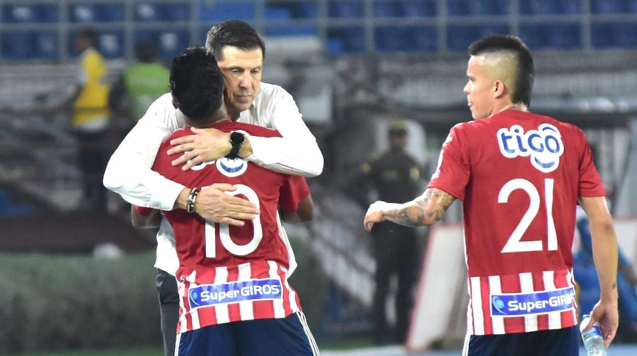 El DT Juan Cruz Real celebrando el gol anotado por Luis 'Cariaco' González.