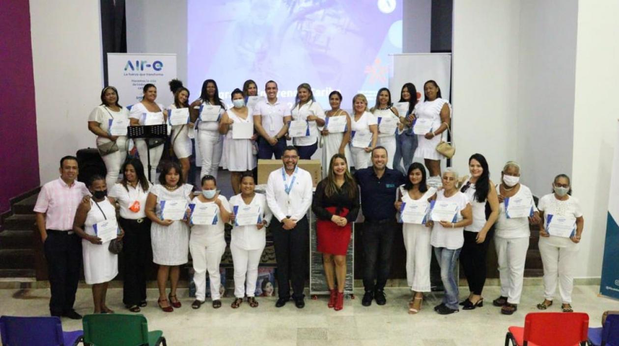 El grupo de mujeres emprendedoras con el Alcalde José Fernando Vargas.