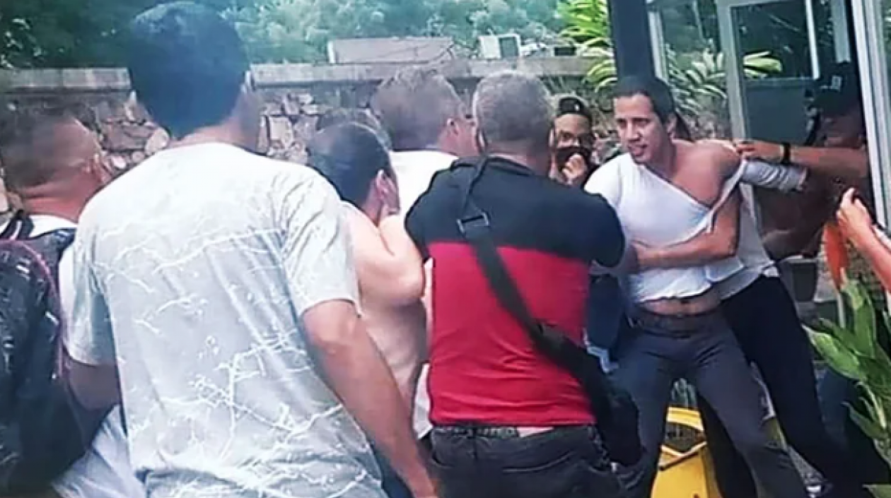 Momento de la agresión a Juan Guaidó.