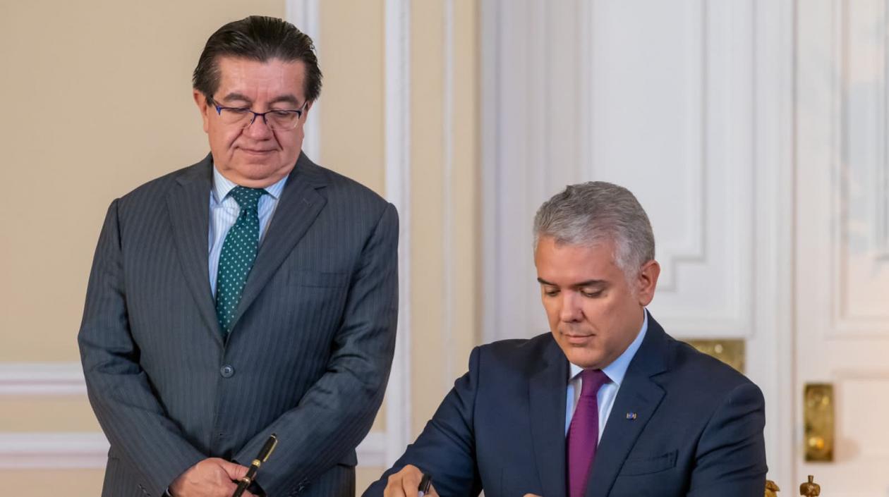 El MinSalud Fernando Ruiz y el Presidente Duque.