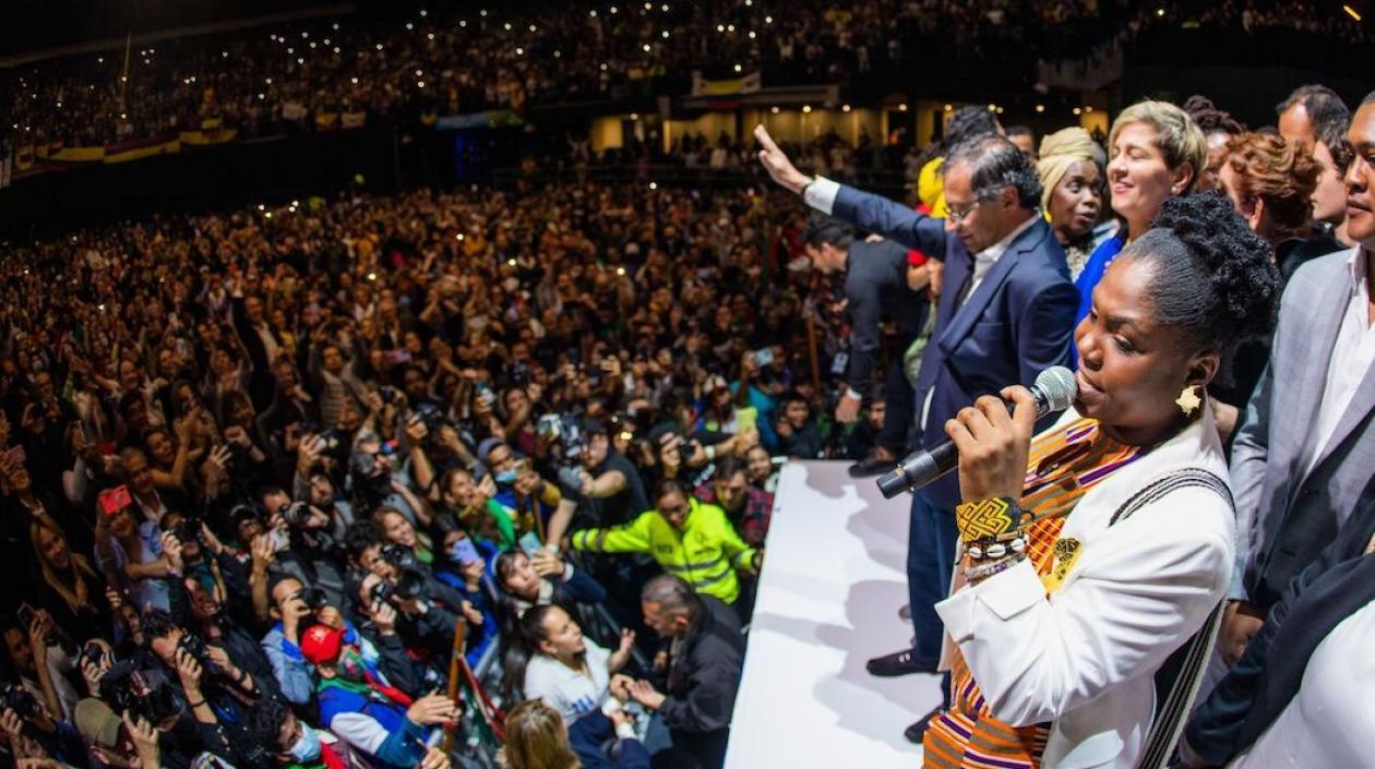 Gustavo Petro saludando a los seguidores tras su elección.