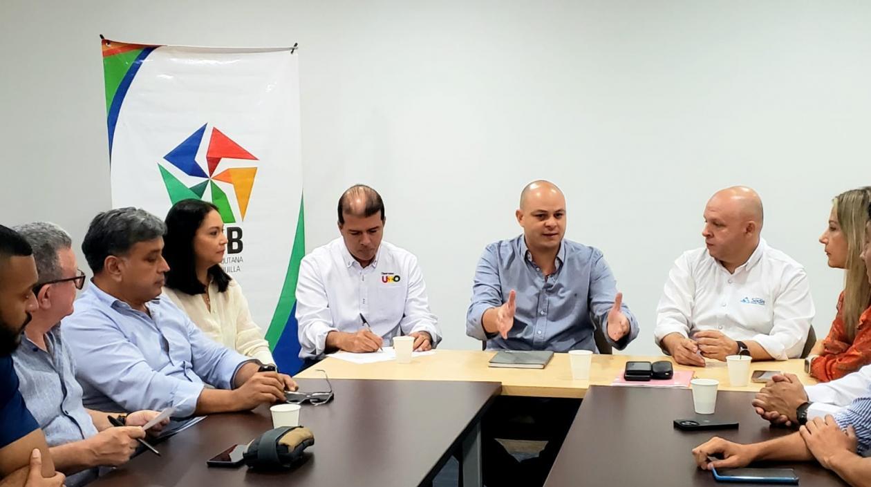 Reunión para analizar las tres propuestas que finalmente ganó el Metro de Medellín.