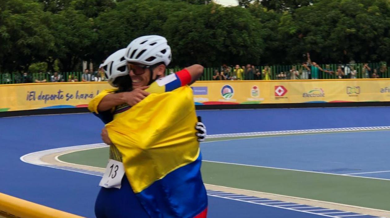 Andrés Jaramillo y María Fernanda Timms celebran sus oros.