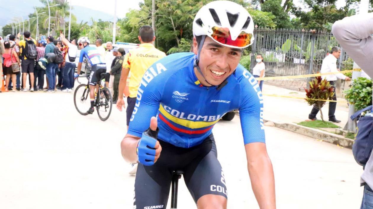 Aldemar Reyes, ganador de la medalla de oro, atrás Rodrigo Contreras, medalla de palta. 
