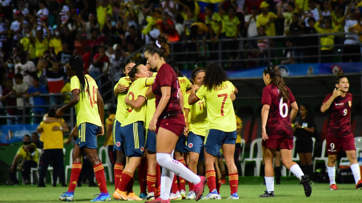 Jugadoras de Colombia celebran el oro en fútbol femenino. 