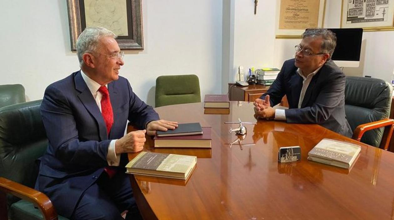 Álvaro Uribe y Gustavo Petro reunidos.