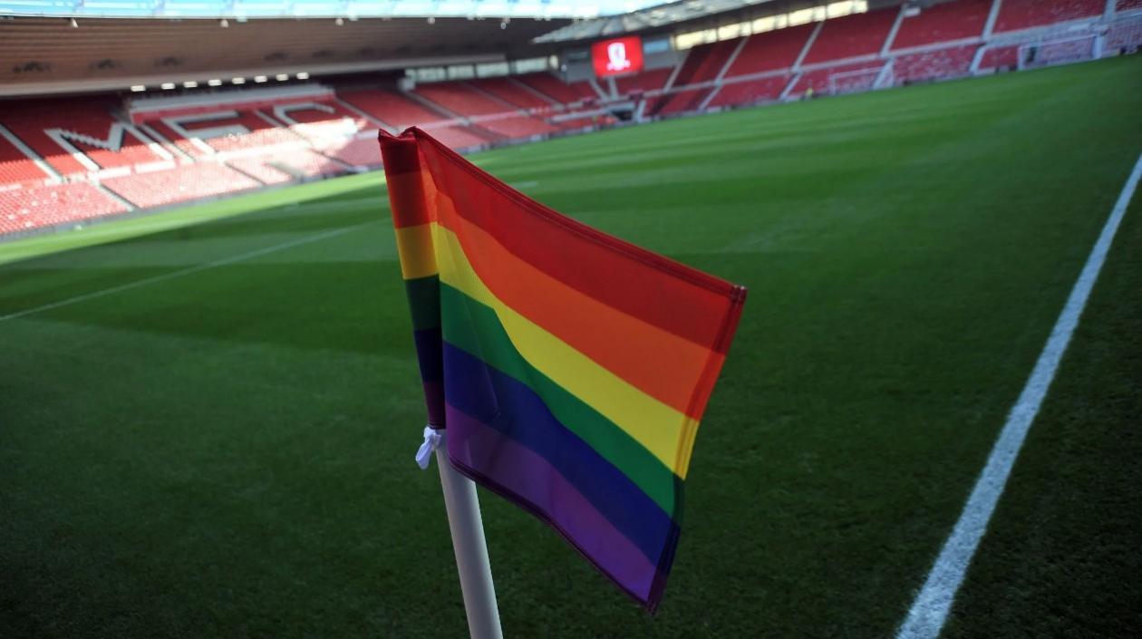 Bandera gay en un estadio de fútbol. 