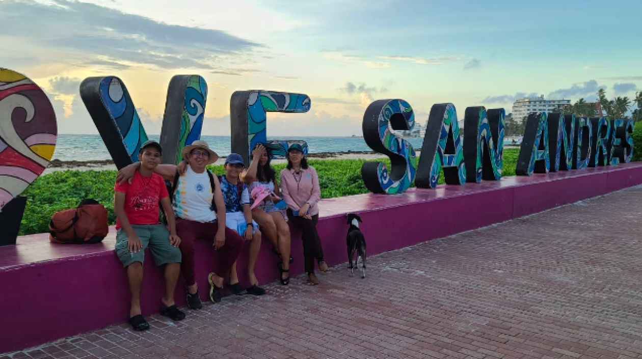 La directora general del Ideam, Yolanda González, se tomó una foto con turistas que este sábado madrugaron a pasear por San Andrés luego del paso de Bonnie.