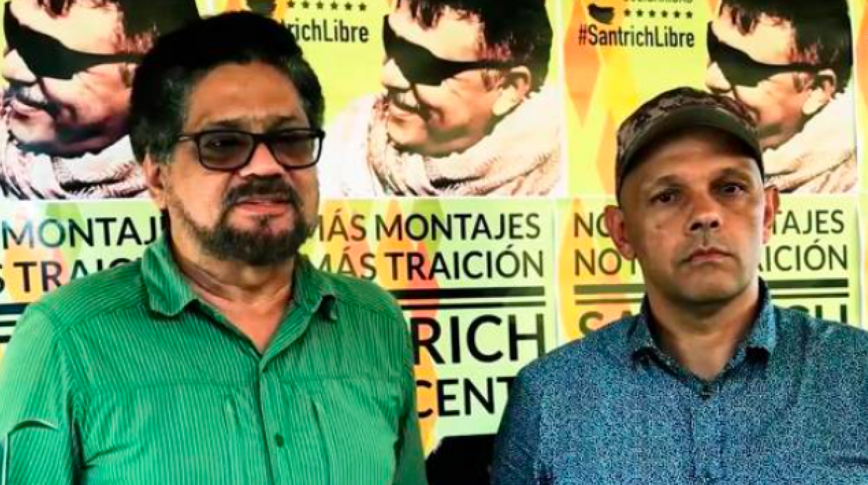 'Iván Márquez', izquierda, junto a otro de los cabecillas de las FARC, Hernán Darío Velásquez, alias “El Paisa”, 