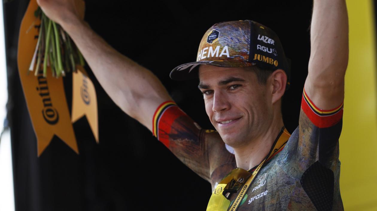 El ciclista belga Wout Van Aert celebra en el podio tras ganar la cuarta etapa del Tour de Francia 2022