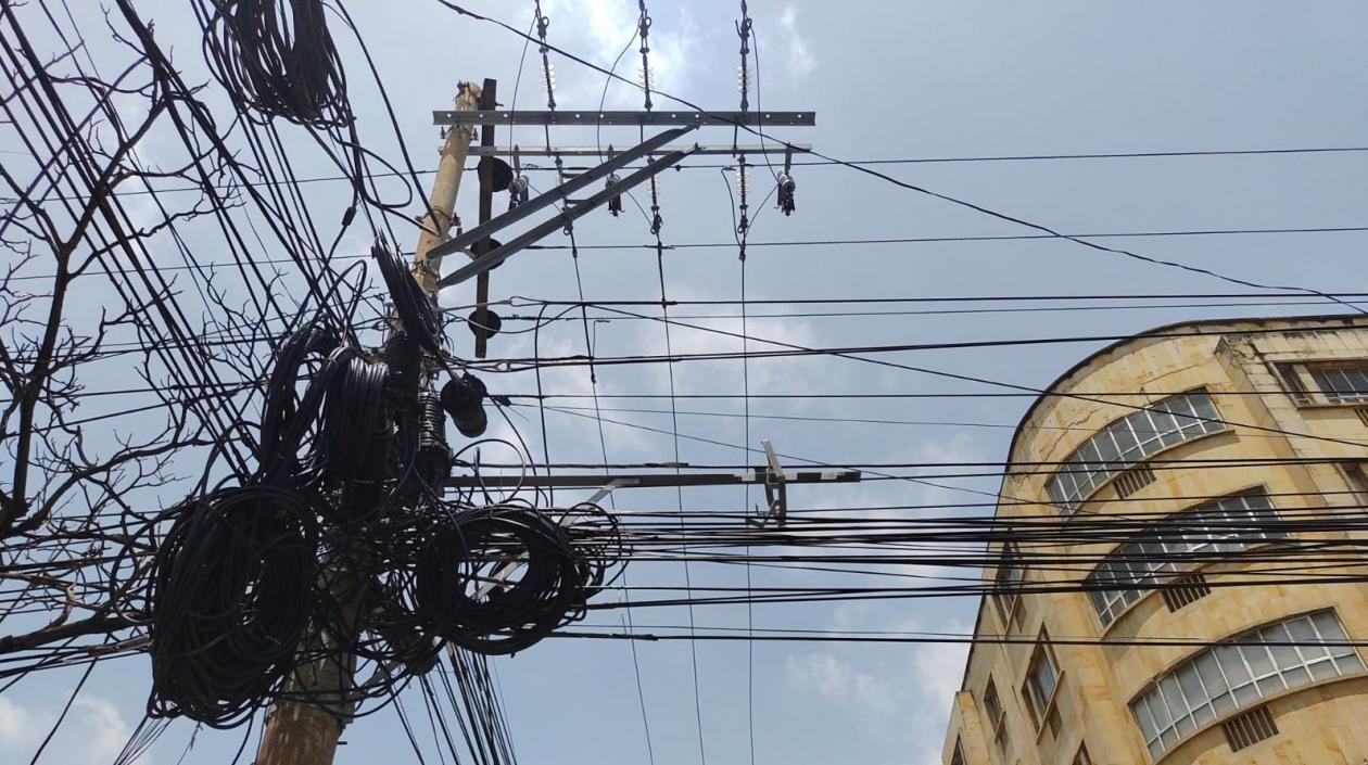 Telarañas de cables en el centro de Barranquilla