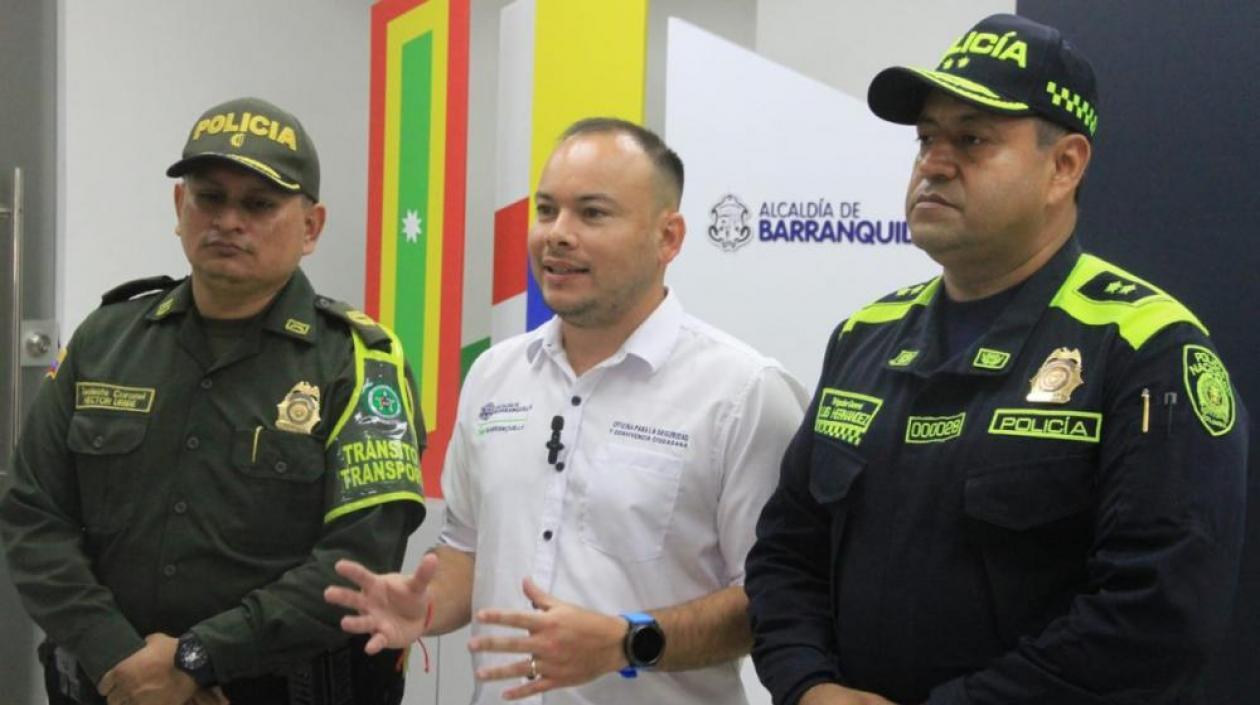 Nelson Patrón Pérez y autoridades policiales preparando el dispositivo de seguridad. 