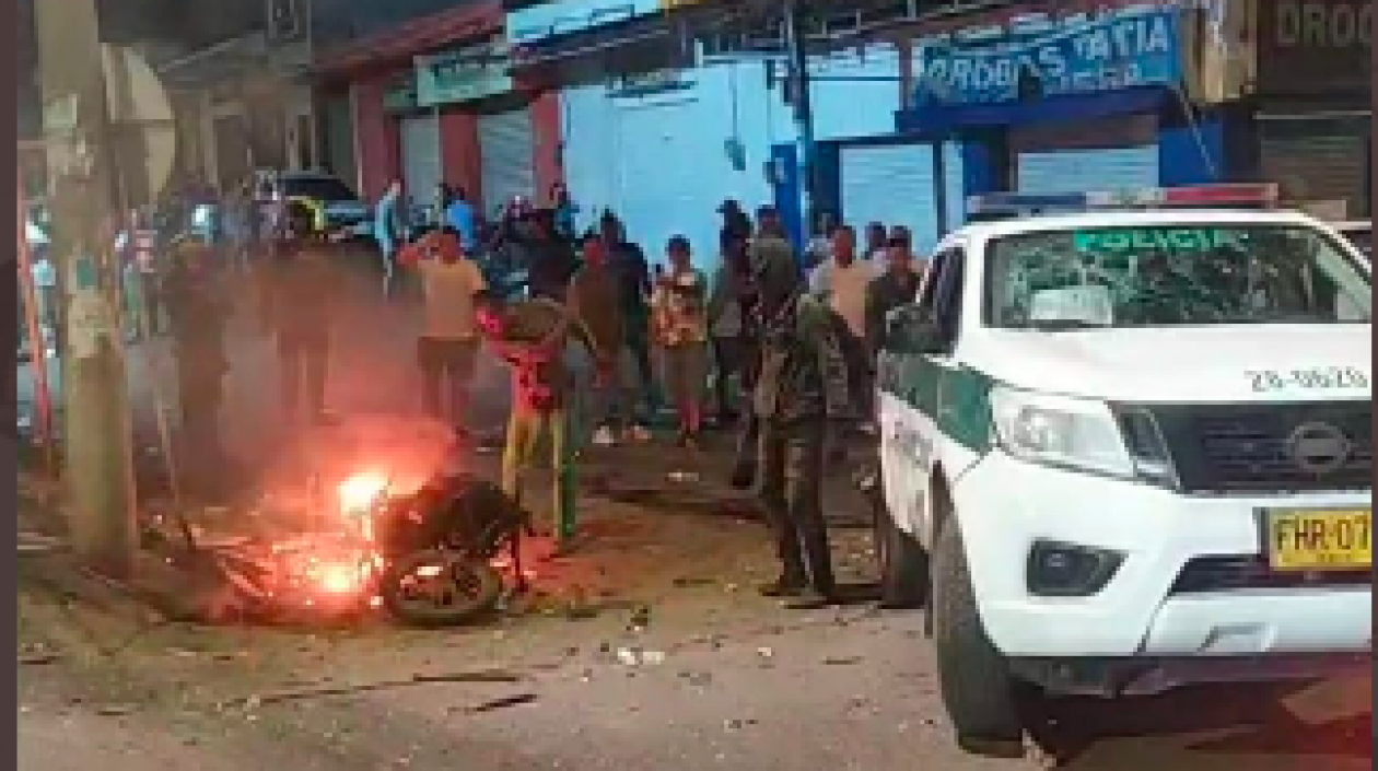 Momentos después de haber detonado la moto con explosivos al paso de una patrulla en El Bordo.