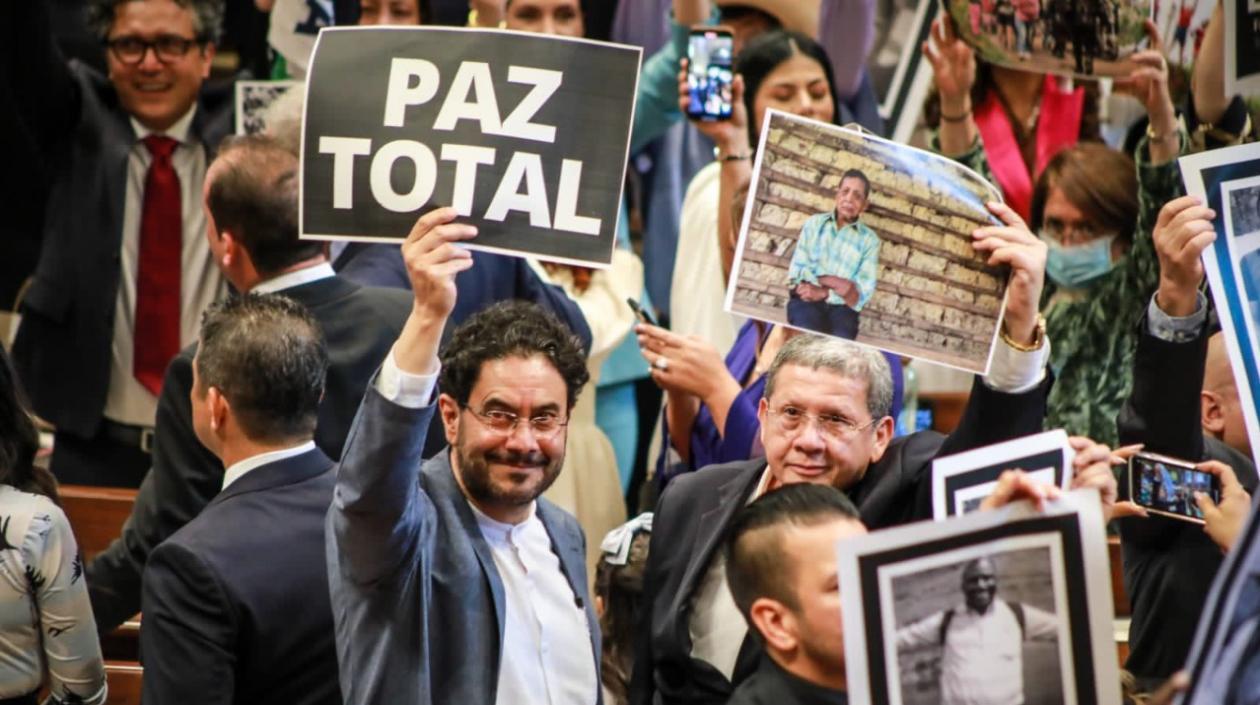 El senador Iván Cepeda, muestra un cartel sobre la paz.