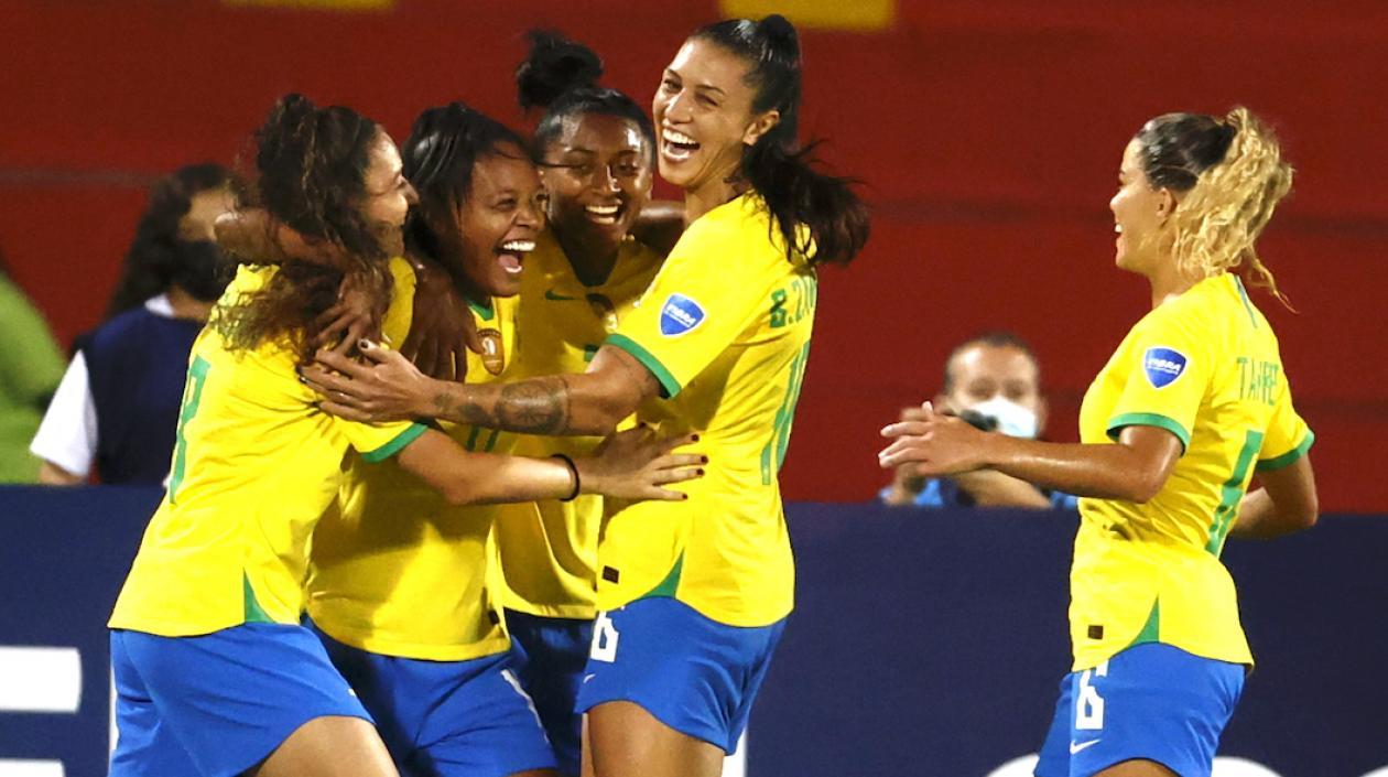 Jugadoras de Brasil celebrando el gol de Ary Borges.