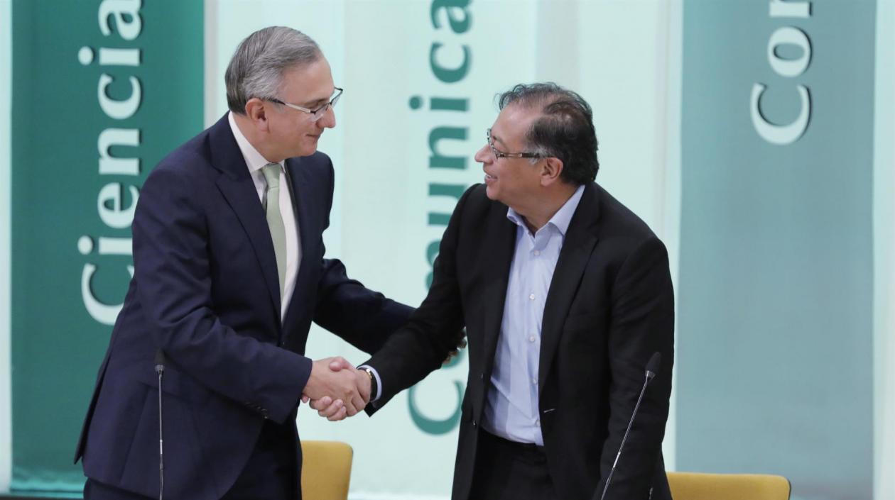 El presidente electo Gustavo Petro saluda al rector de la Universidad Externado, Hernando Parra Nieto. (i), durante un acto en esa institución educativa.
