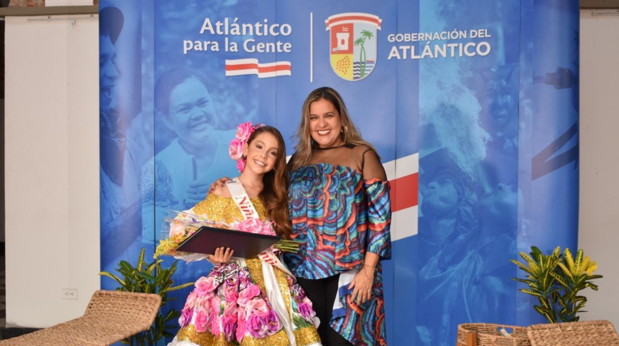 Valentina Gutiérrez Rodríguez junto a la Secretaria de Cultura.