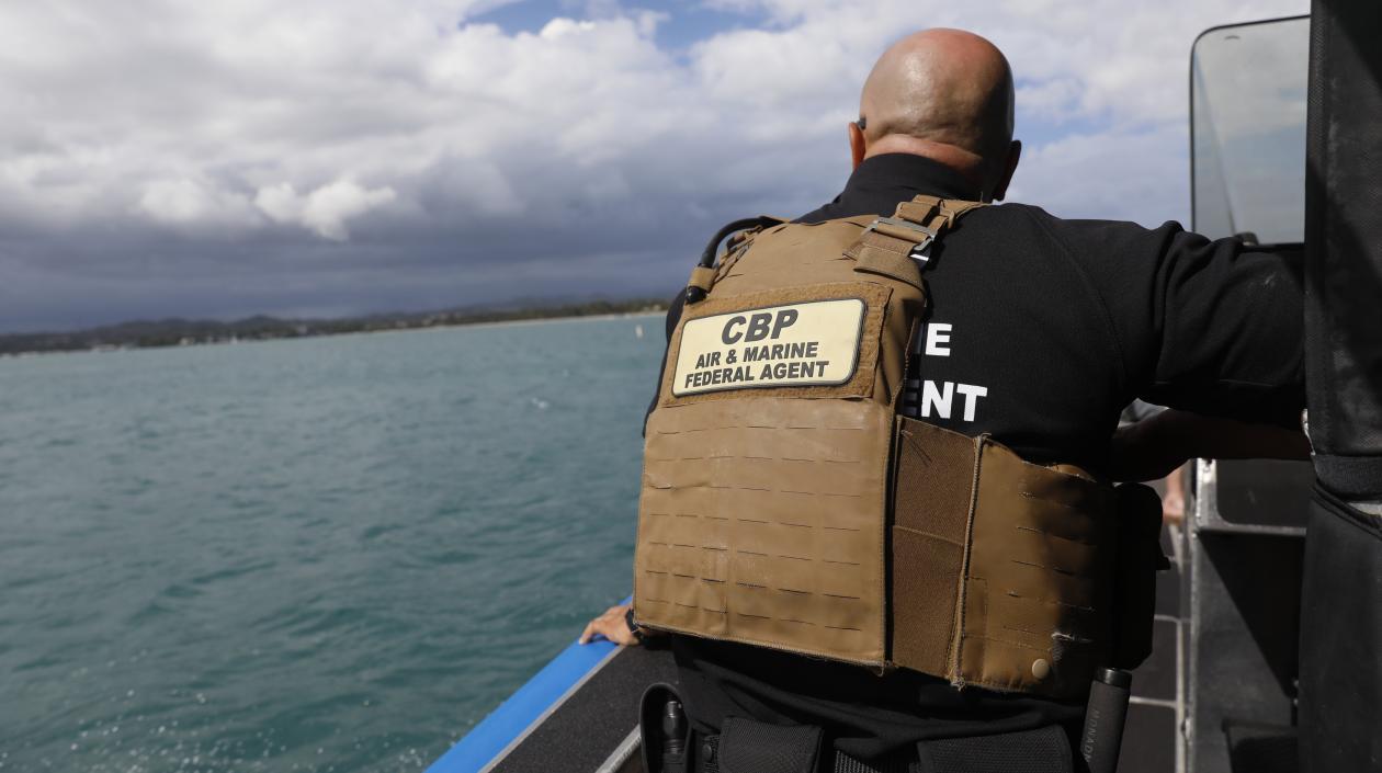 Un oficial de Protección Fronteriza (CBP) de Puerto Rico, monta guardia en aguas de ese pais.