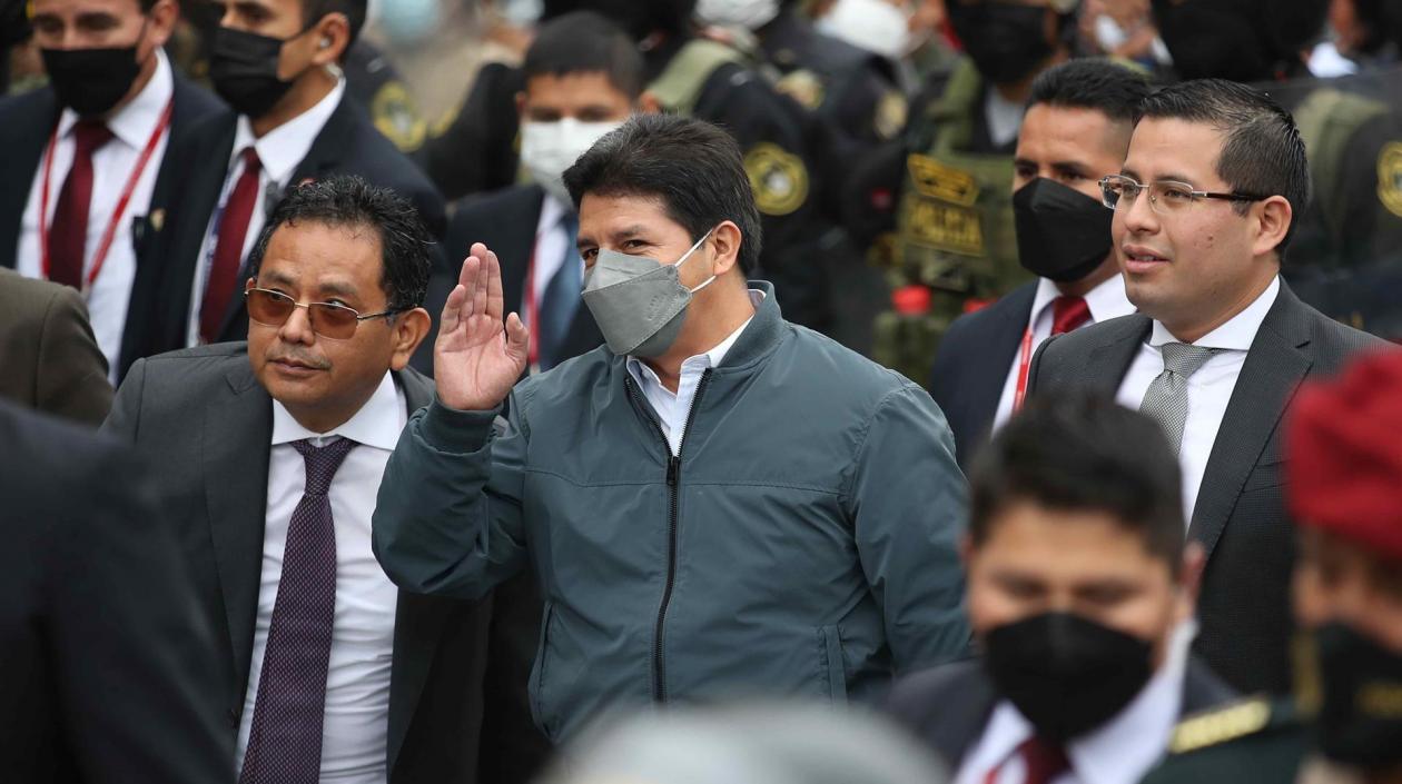  El presidente de Perú, Pedro Castillo, al centro, negó este jueves ante la Fiscalía que forme arte de redes criminales.