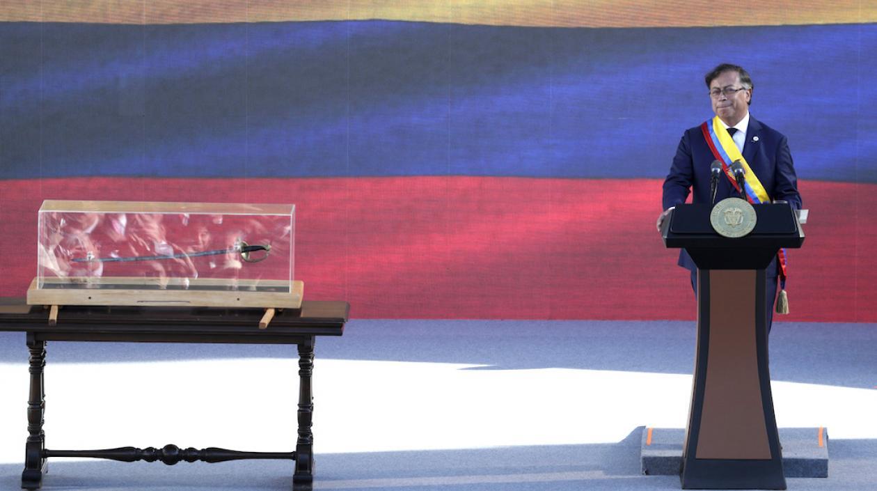 El Presidente Gustavo Petro pronunciando su discurso junto con la Espada de Bolívar.