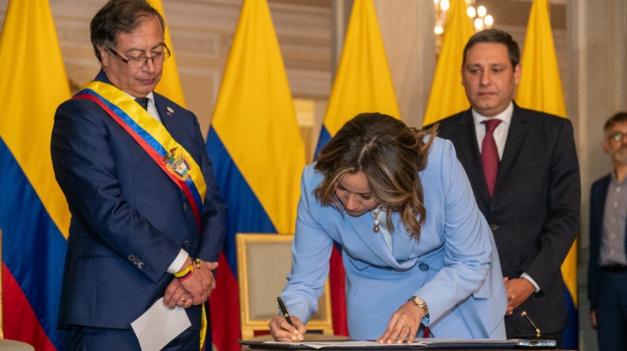 o firmaba el decreto de su nombramiento ante el Presidente Gustavo Petro.
