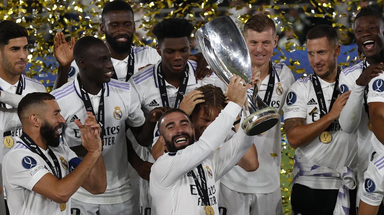 Jugadores del Real Madrid con el trofeo de campeón. 