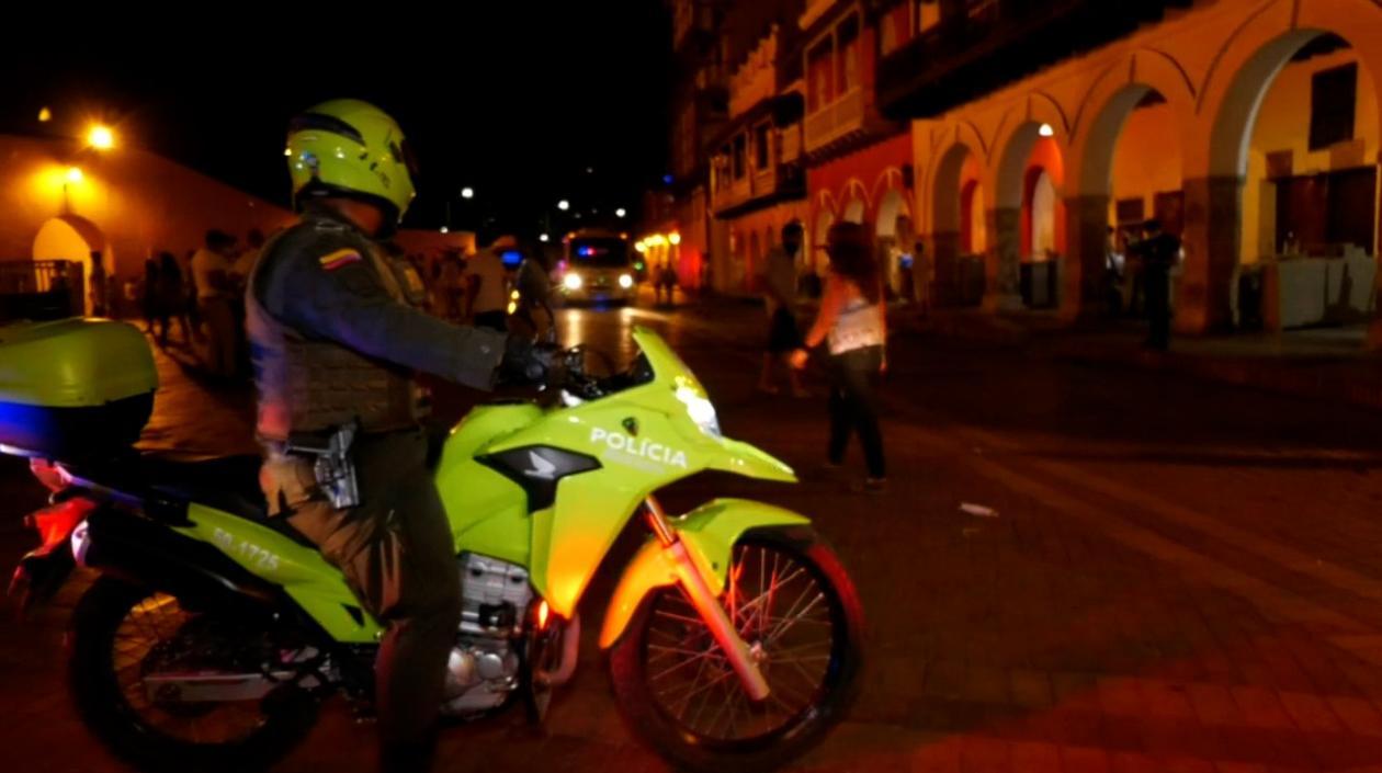 La Policía de Cartagena adelanta operativos para capturar a los dos delincuentes.