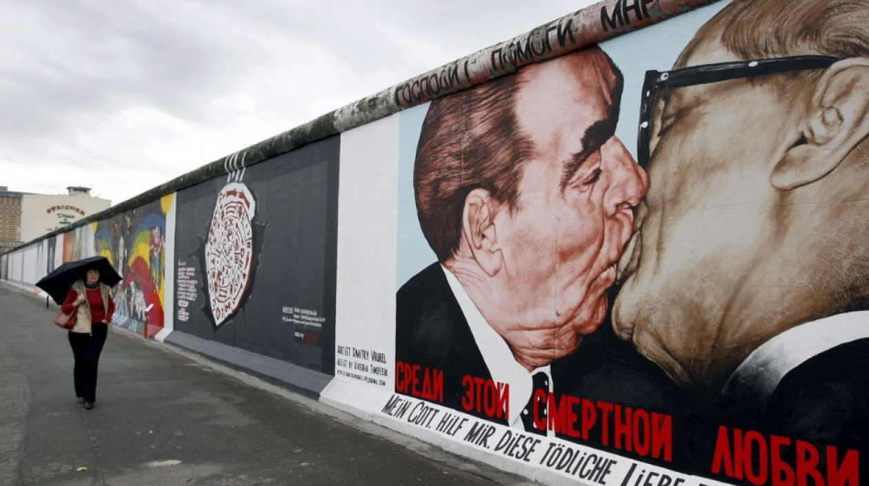Mural del beso de Honecker y Brézhnev en el murto de Berlín. 