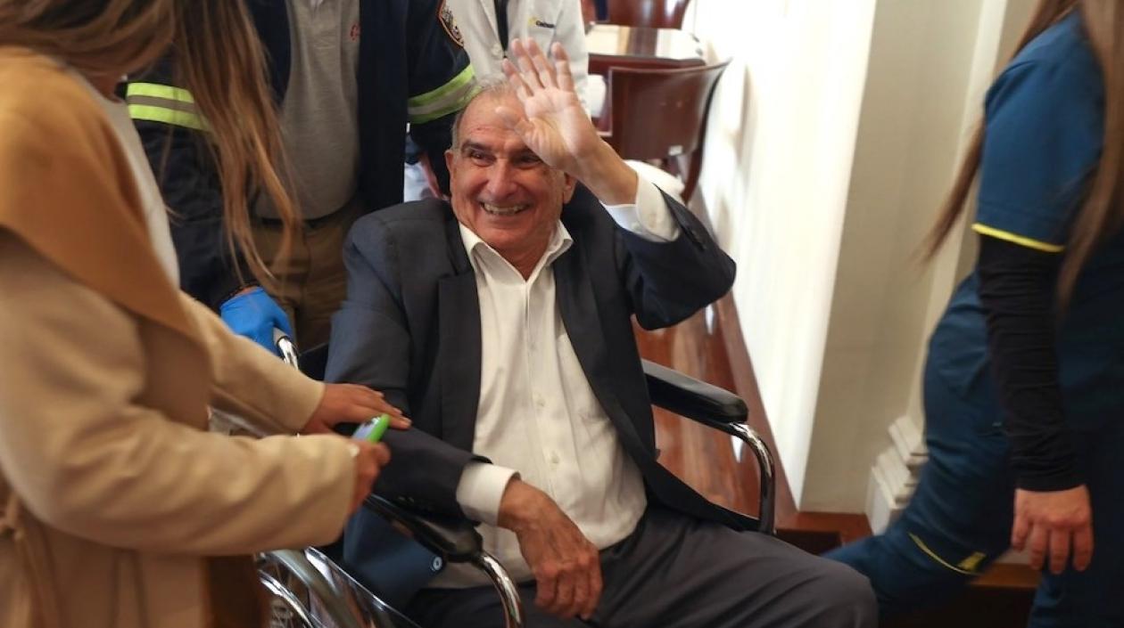 El Senador Humberto De la Calle, cuando era sacado en silla de ruedas.