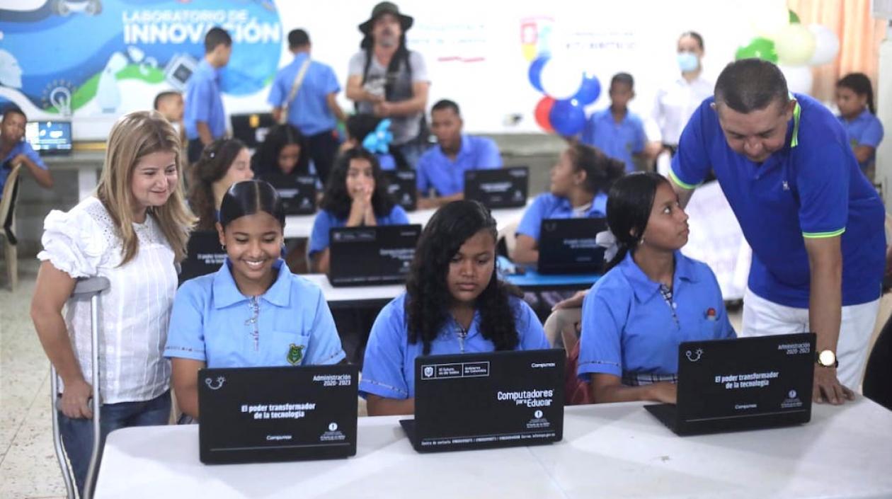 La Gobernadora Elsa Noguera acompañando a los estudiantes con los nuevos computadores.