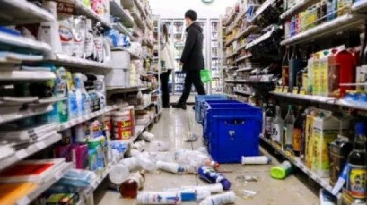 Así quedó un supermercado en Fukushima tras el fuerte sismo.
