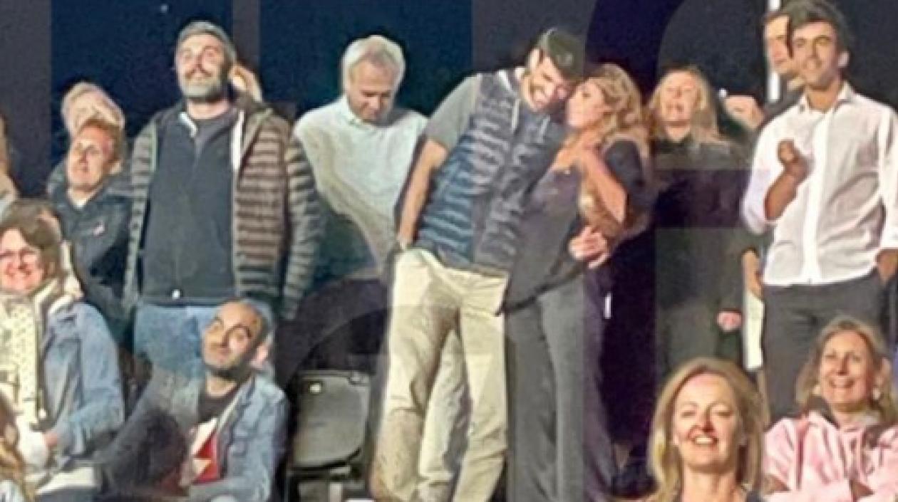 Gerard Piqué y Clara Chia en el concierto en Cataluña. Aparecen los papás y el hermano del futbolista.