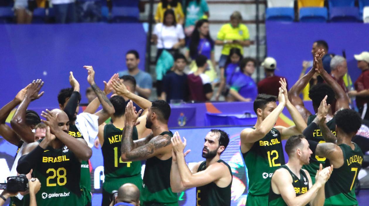 Jugadores de Brasil celebrando el triunfo ante Colombia.