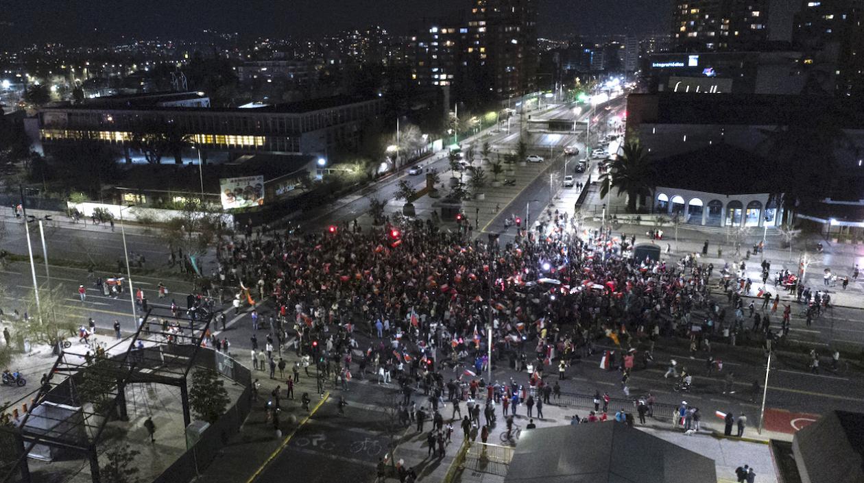 Los chilenos saltaron a las calles para celebrar la derrota del Presidente Gabriel Boric.