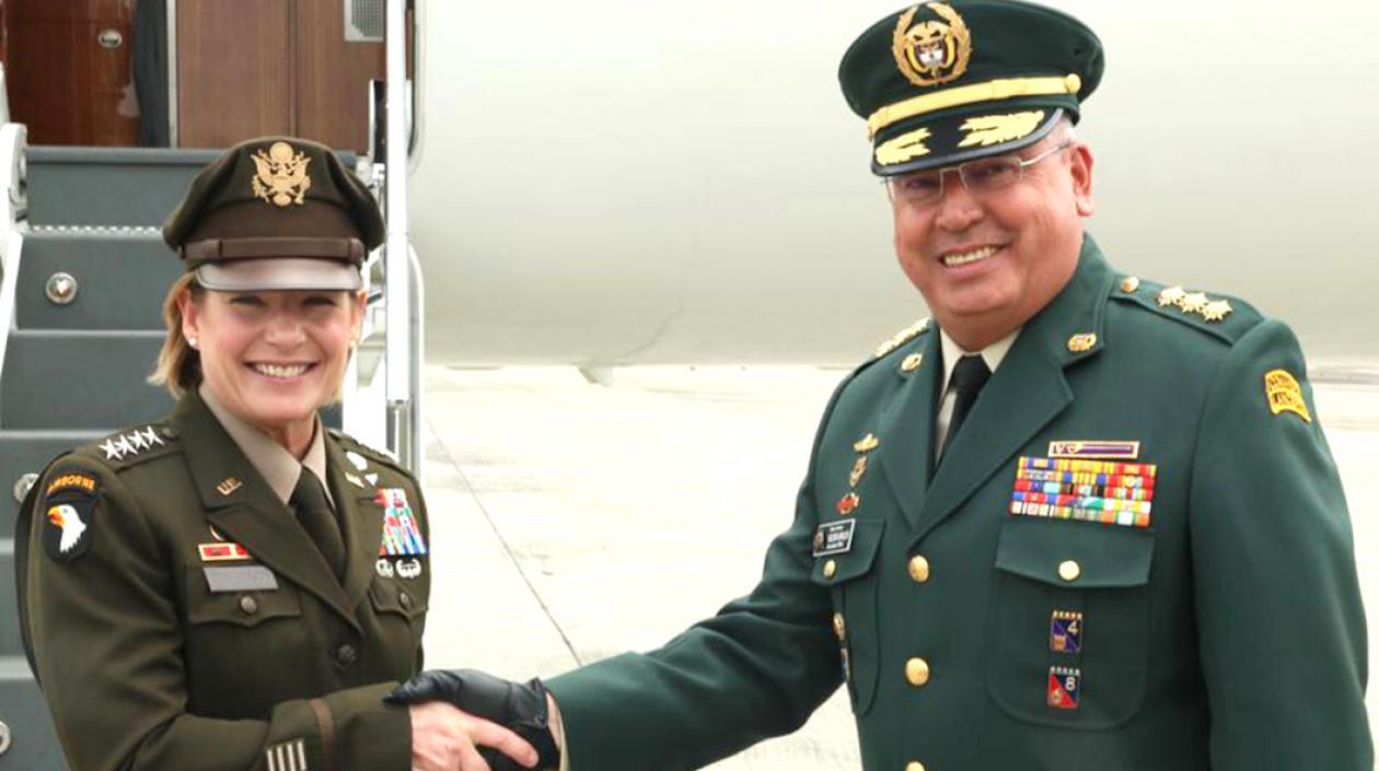 El Comandante de las FF.MM, Helder Fernan Giraldo Bonilla, recibiendo a Laura J. Richardson, Comandante del Comando Sur de EE.UU.
