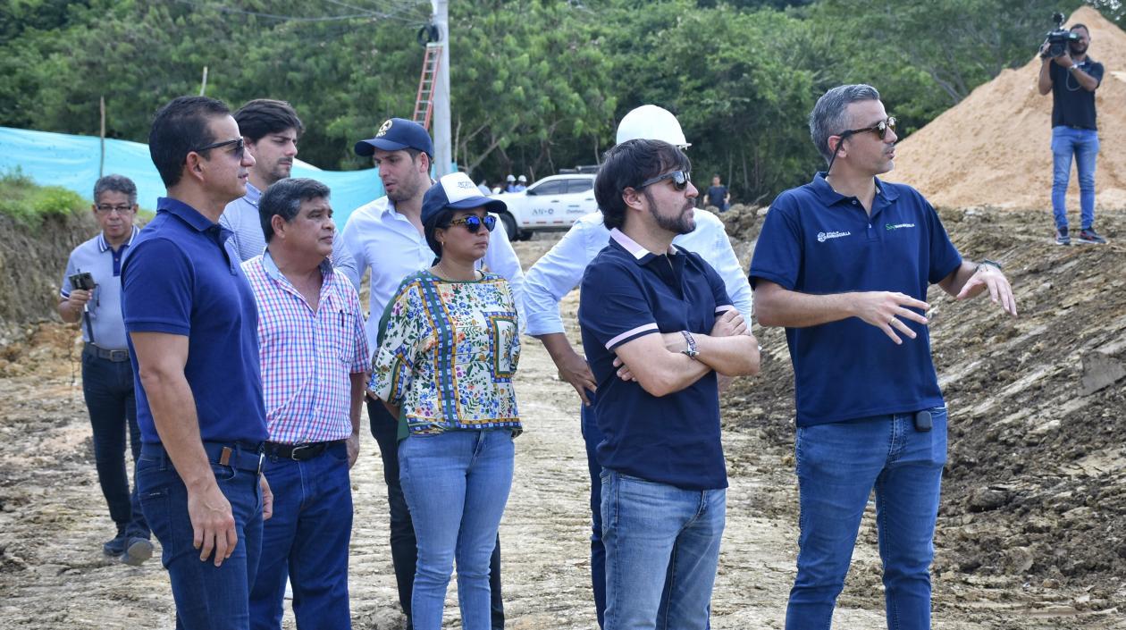 Alcalde Jaime Pumarejo en la visita de las obras de pista de ciclomontañismo. 