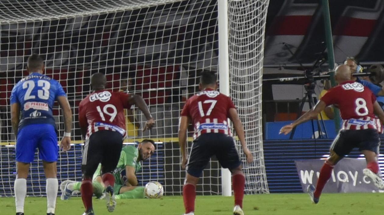 Sebastián Viera ataja un penalty, evitando un triunfo del Pereira.