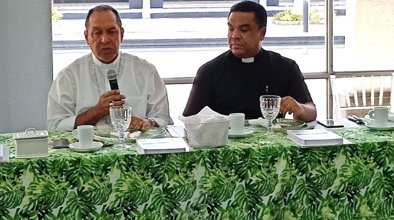 El Arzobispo de Barranquilla Pablo Salas y el padre Jaime Marenco, presidiendo el encuentro.