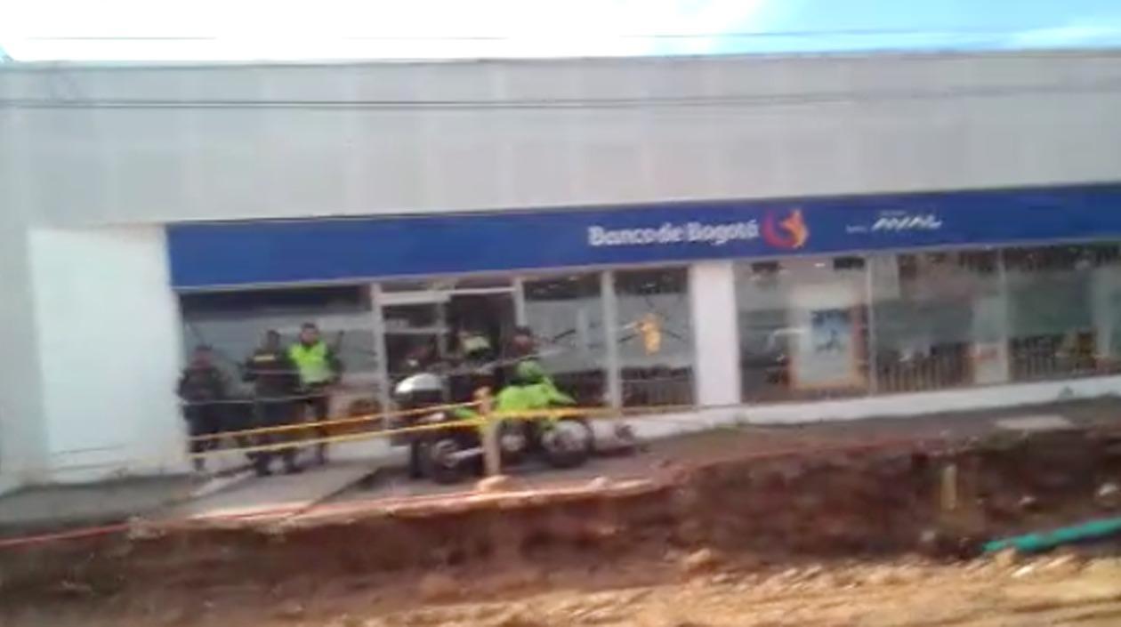 La Policía hizo presencia en la sucursal del Banco de Bogotá asaltada. 